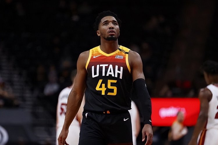 处于一个两 处于一个两